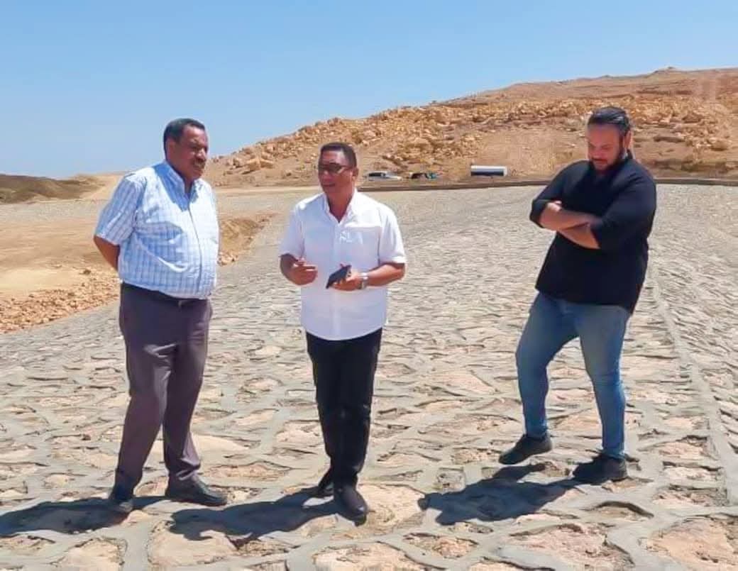 وزير الري يتابع موقف منشآت الحماية من أخطار السيول والآبار الجوفية بمطروح