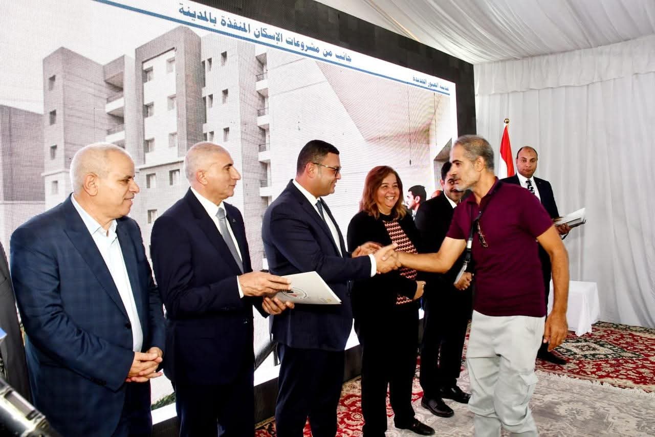 تسليم عقود وحدات "سكن لكل المصريين" بإعلانى "العاشر والرابع عشر" بالعبور الجديدة