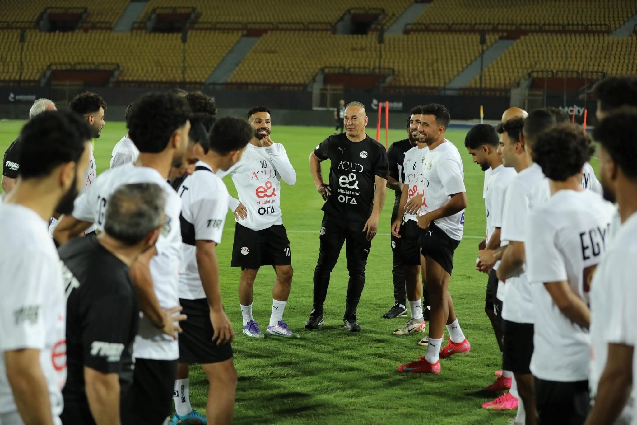 ممر شرفى من لاعبي المنتخب الوطني للقائد محمد صلاح