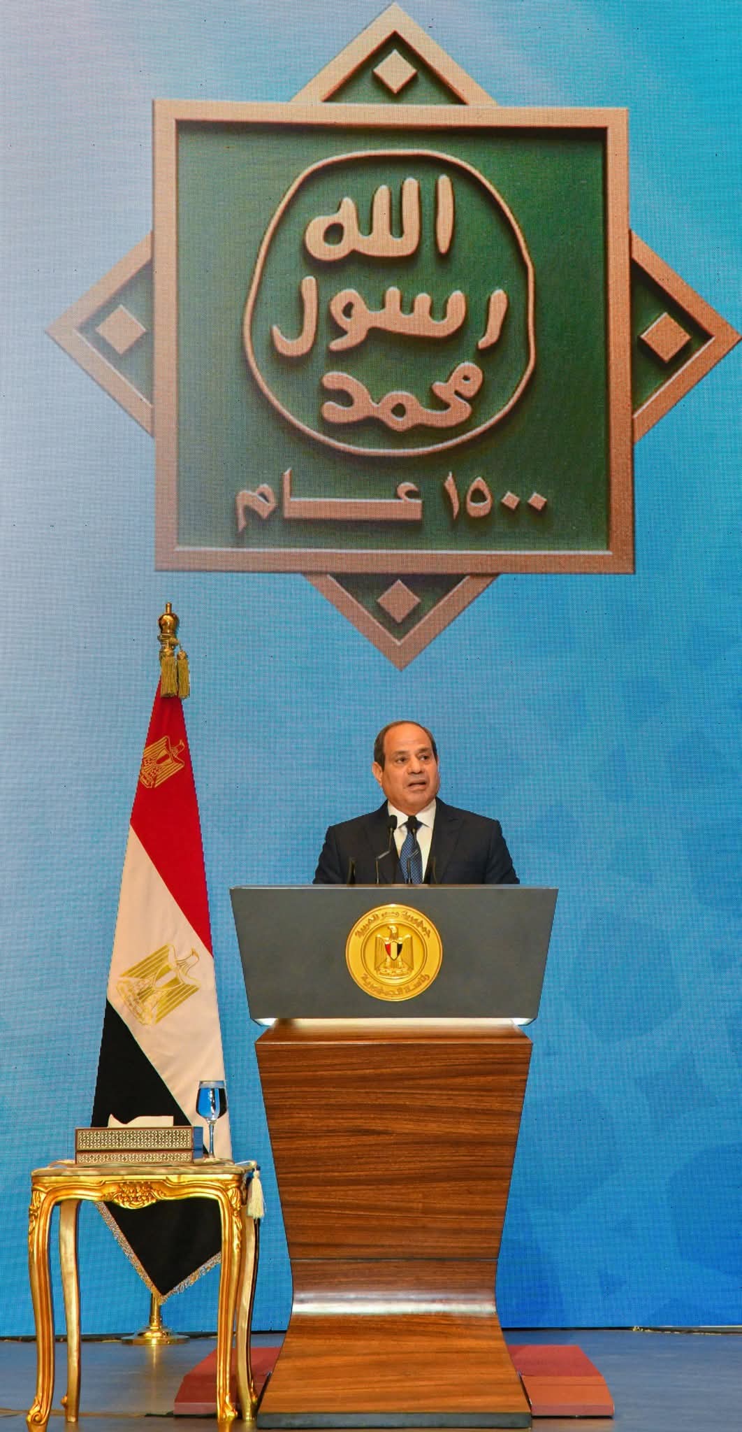 الرئيس يهنئ المصريين والأمتين العربية والإسلامية بالمولد النبوى الشريف