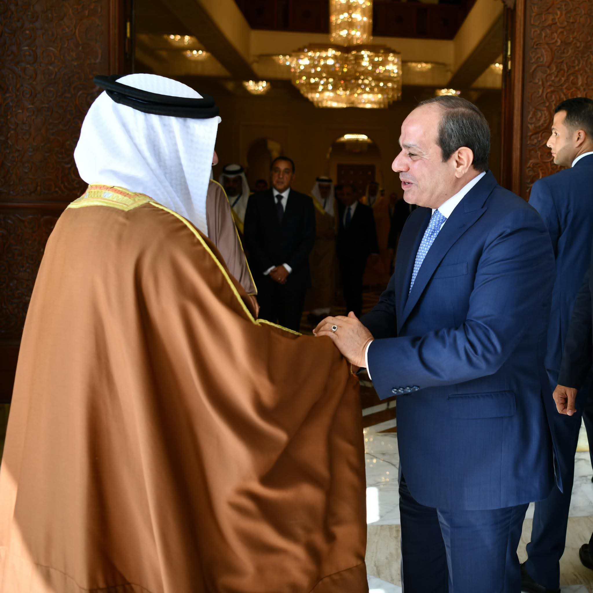الرئيس يبحث مع ولى عهد البحرين تعزيز العلاقات الثنائية وتطورات الأوضاع بالمنطقة