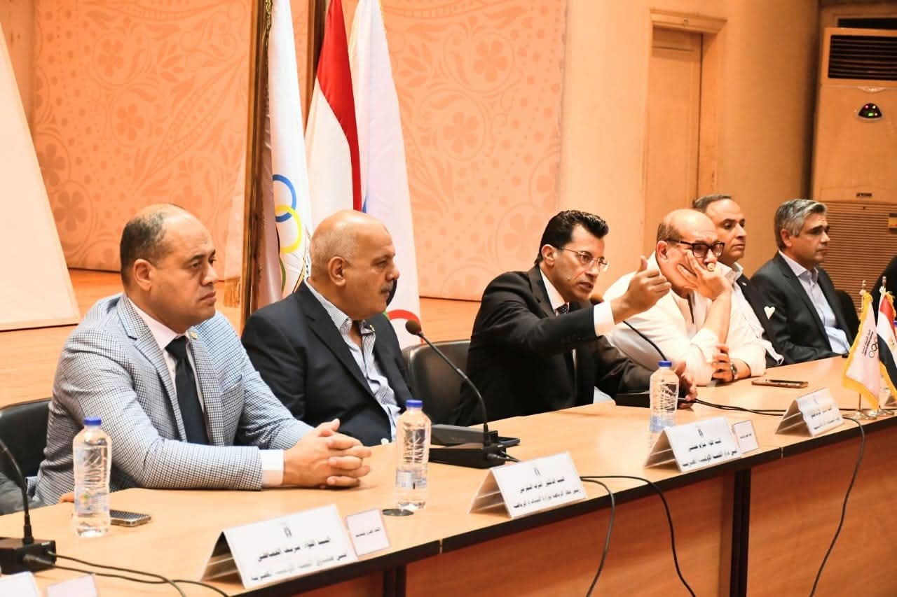وزير الرياضة ورئيس  الأولمبية يجتمعان برؤساء الاتحادات لمتابعة الأكواد الطبية