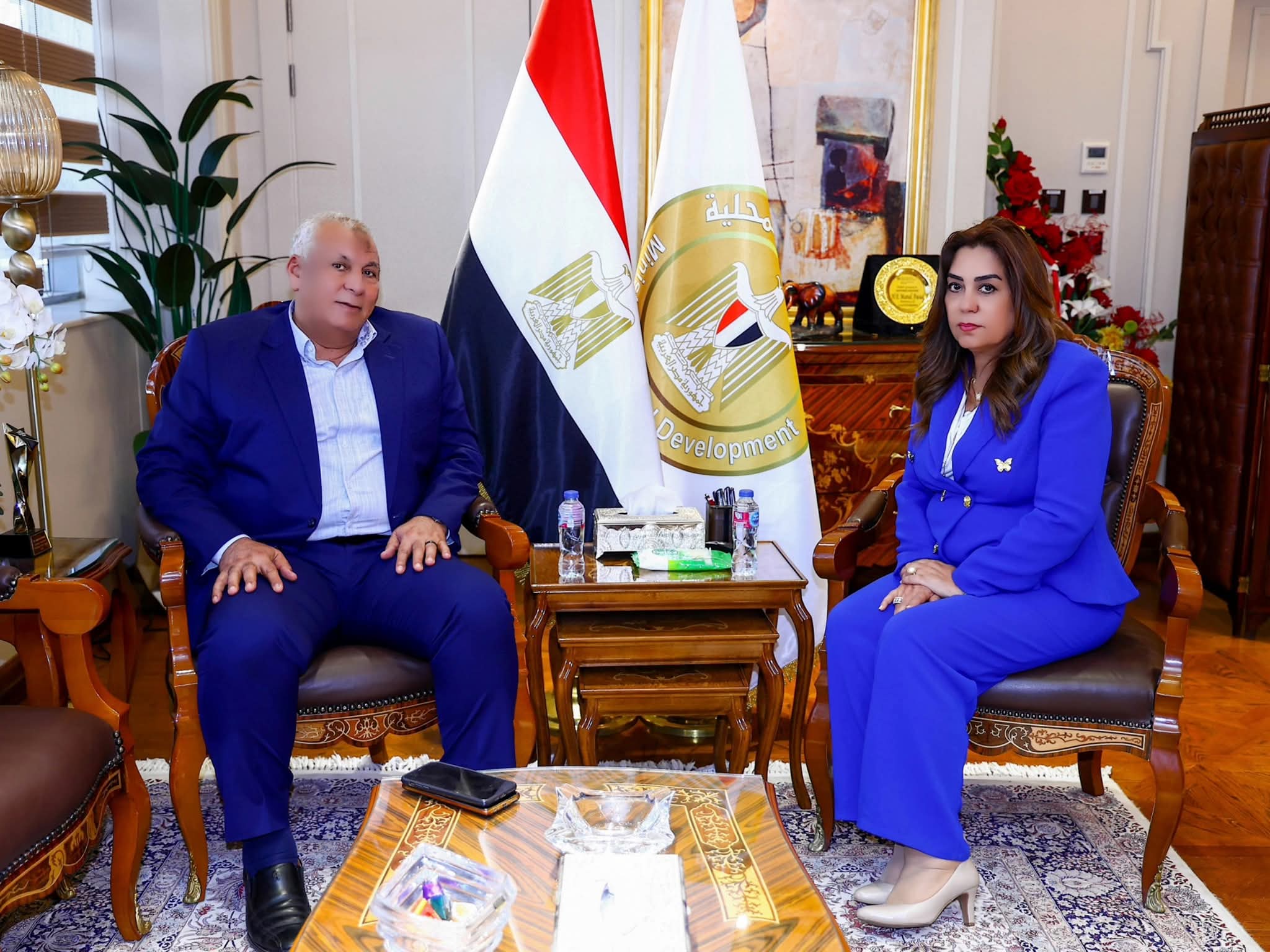 وزيرة التنمية المحلية تبحث مع محافظ الوادي الجديد الموقف التنفيذي للمشروعات التنموية والخدمية