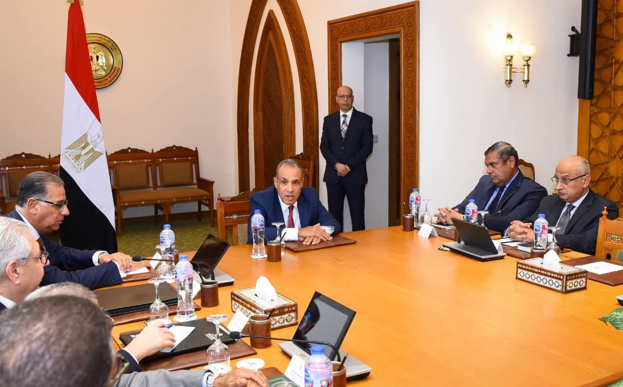وزير الخارجية يجتمع مع قيادات الوزارة لمتابعة تطوير العمل والأداء المؤسسى