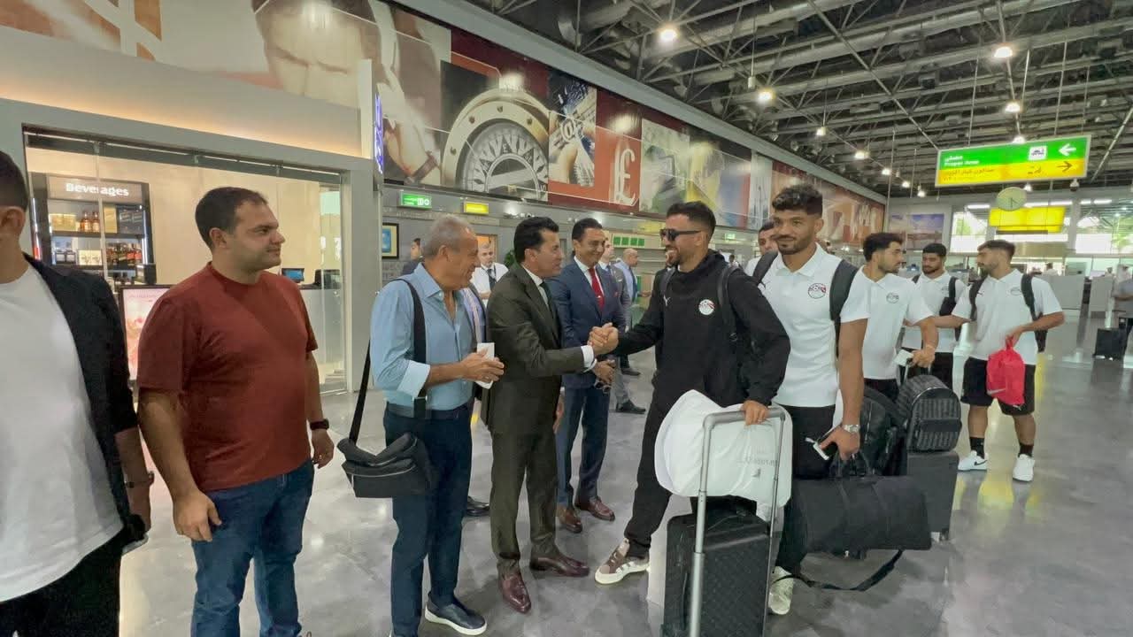وزير الرياضة يودع المنتخب الوطني بمطار القاهرة.. قبل المواجهة الحاسمة مع بوركينا فاسو