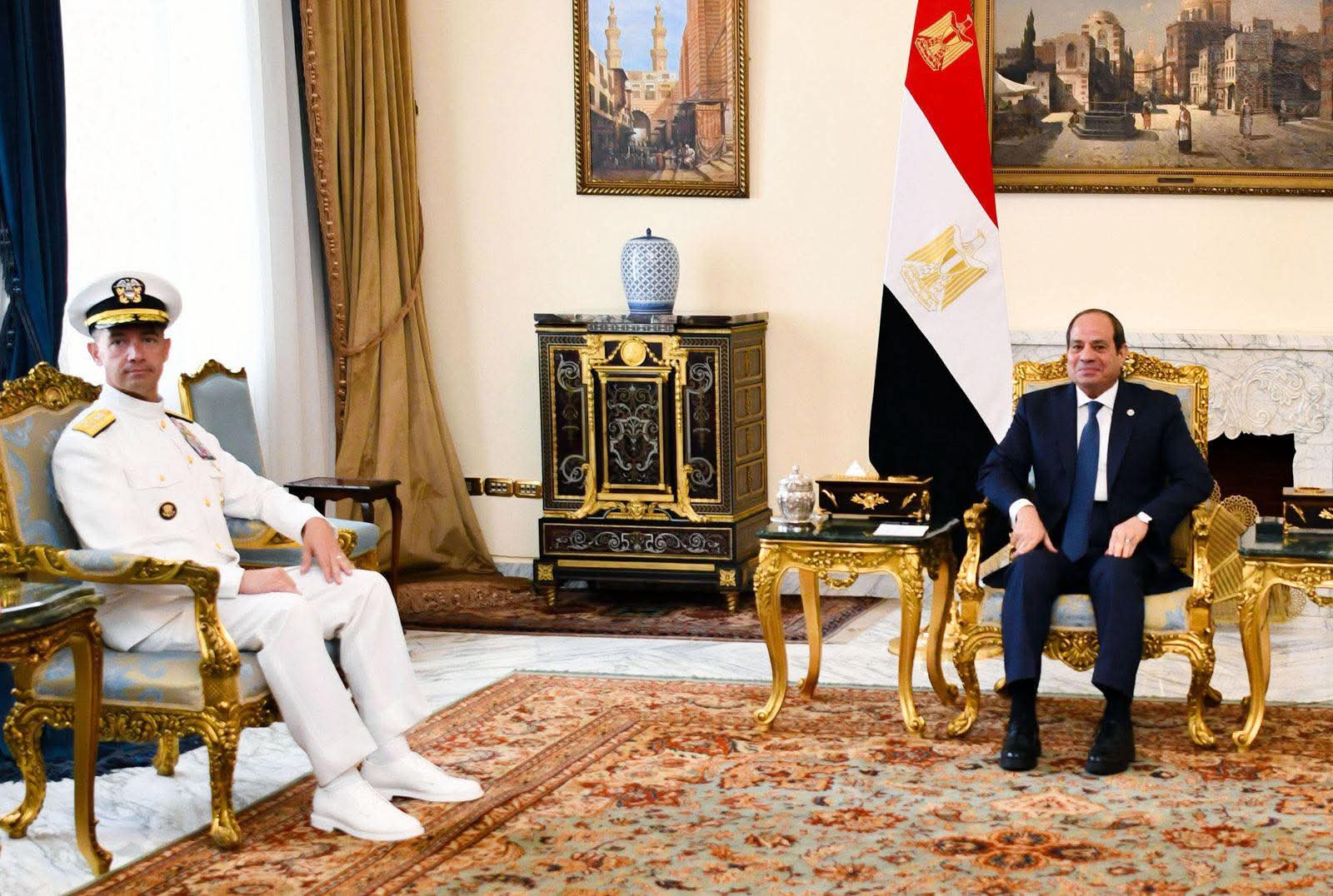 الرئيس يلتقى قائد القيادة المركزية الأمريكية