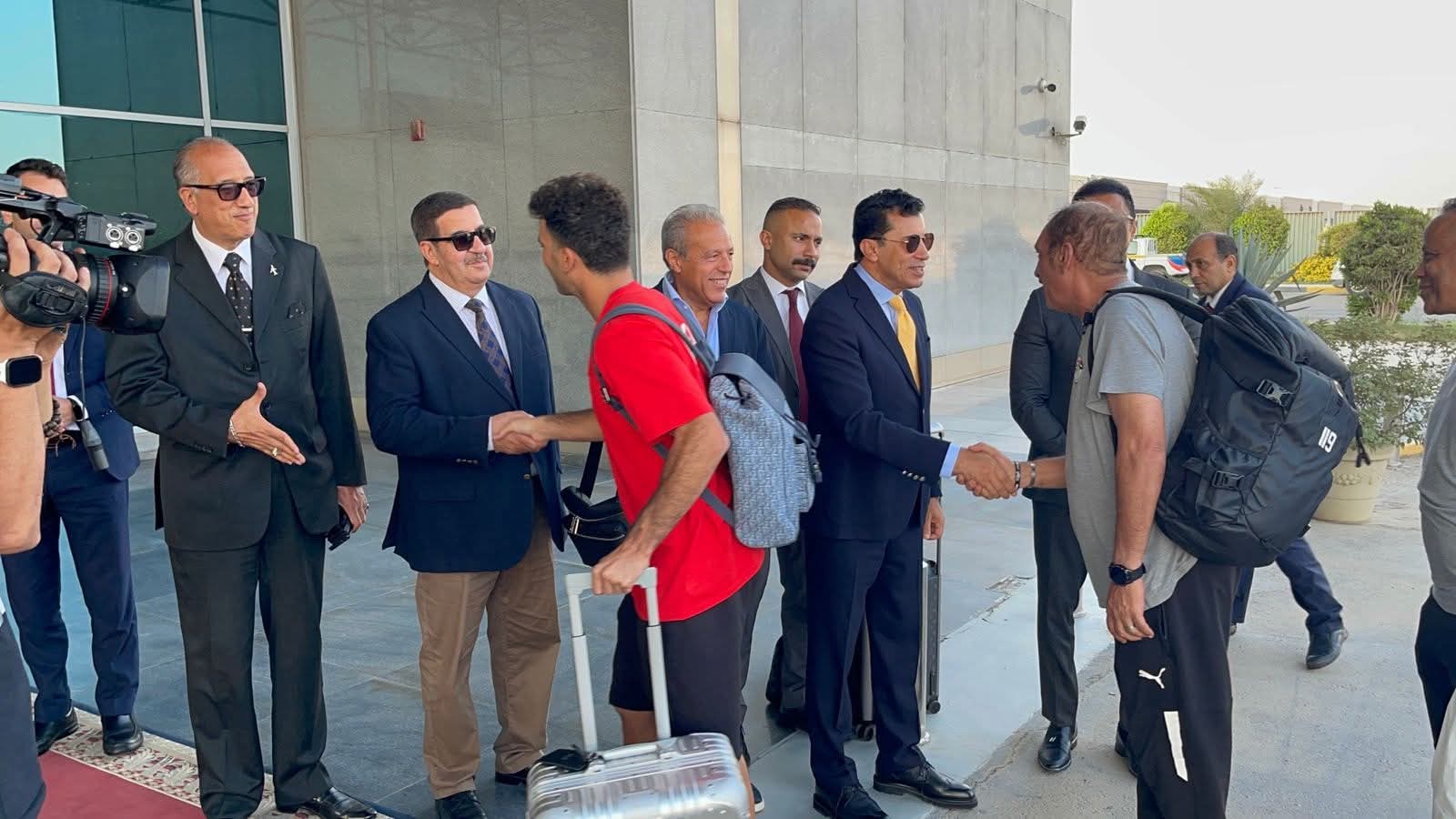 وزير الرياضة يستقبل بعثة المنتخب بمطار القاهرة