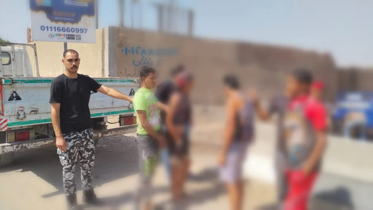 ضبط أشخاص يروعون المارة ويسرقون مكونات الممشى السياحي بالمريوطية 