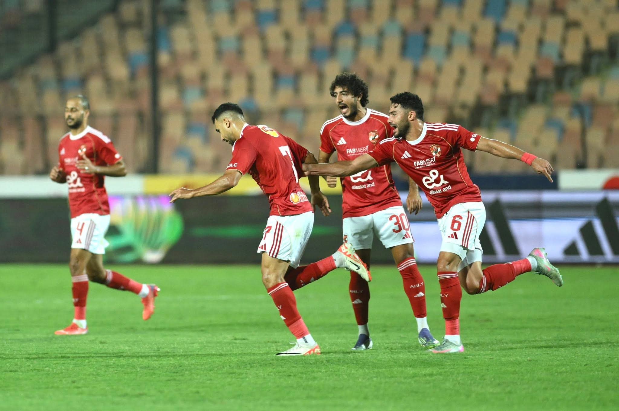 الخطيب فى مران الأهلى لتحفيز اللاعبين..وجراديشار يغيب عن المران للإصابة