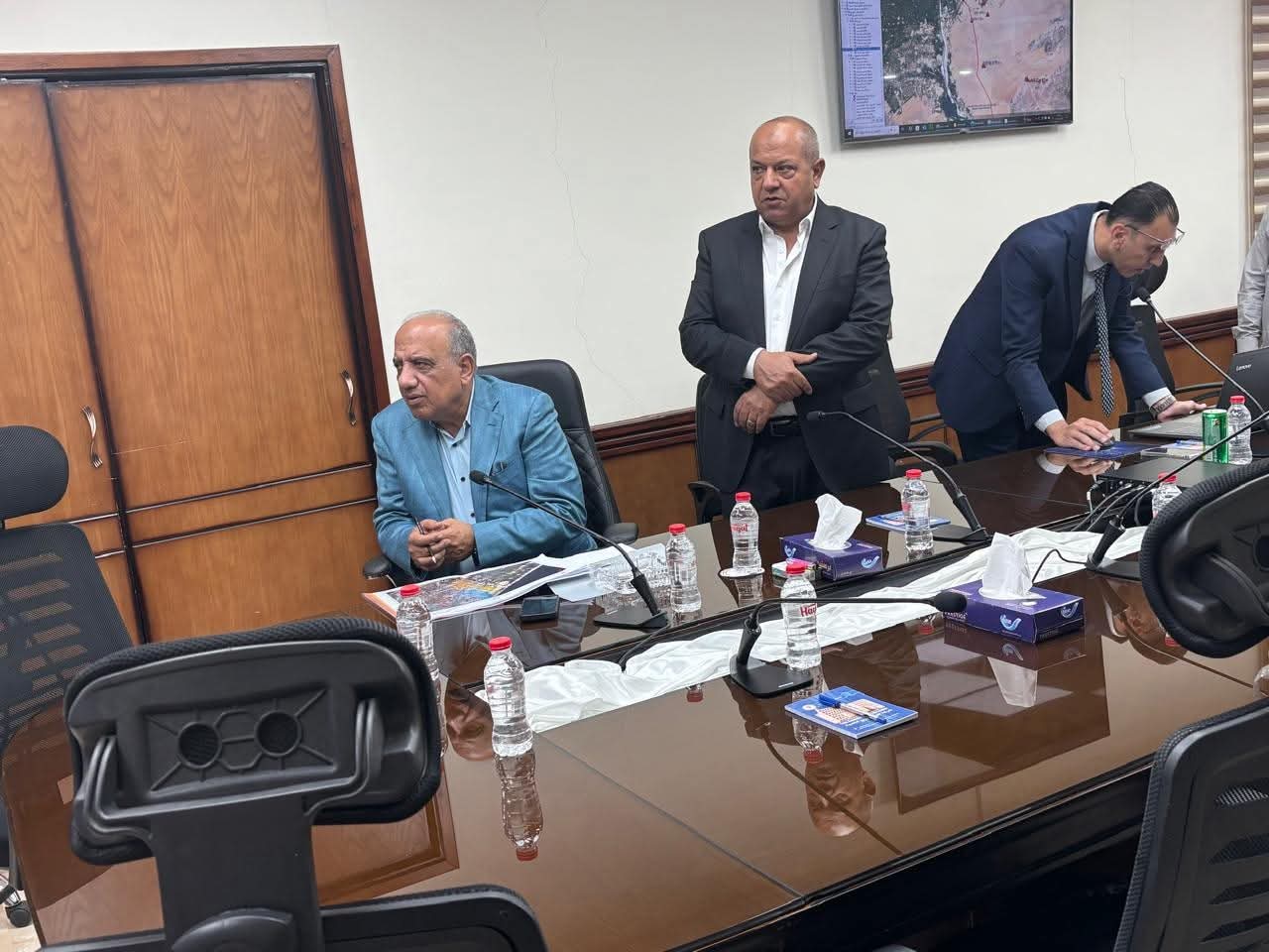 وزير الكهرباء يتفقد غرفة عمليات المراقبة ومركز خدمات عملاء الشيخ زايد بشركة توزيع القناة