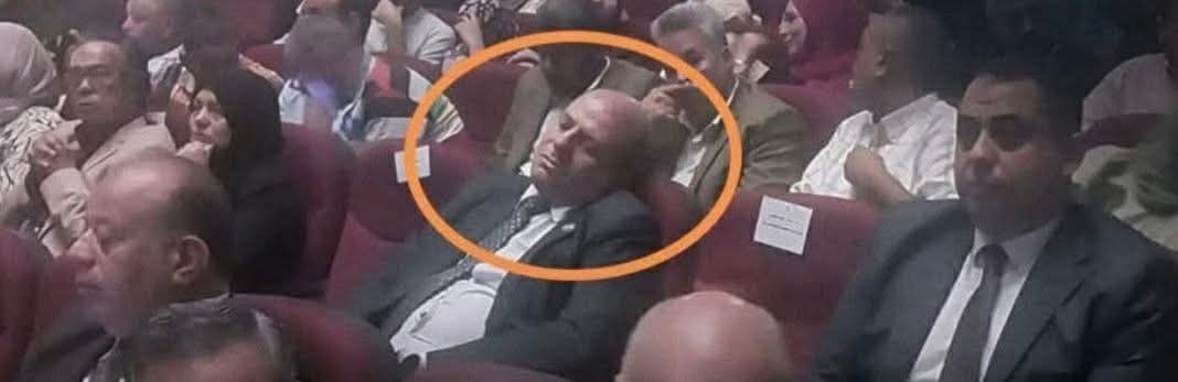 في بداية العام الدراسي.. وكيل تعليم قنا  يثير الجدل بعد ظهوره نائماً خلال فعالية تعليمية