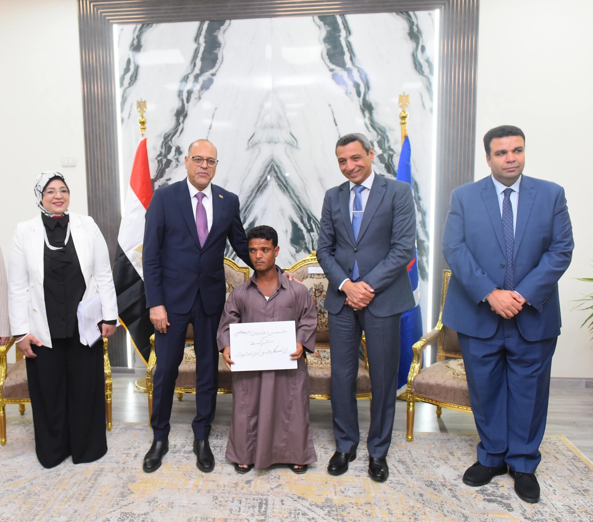 وزير العمل ومحافظ السويس يسلمان 81 عقد عمل للشباب بينهم 31 لذوي الهمم
