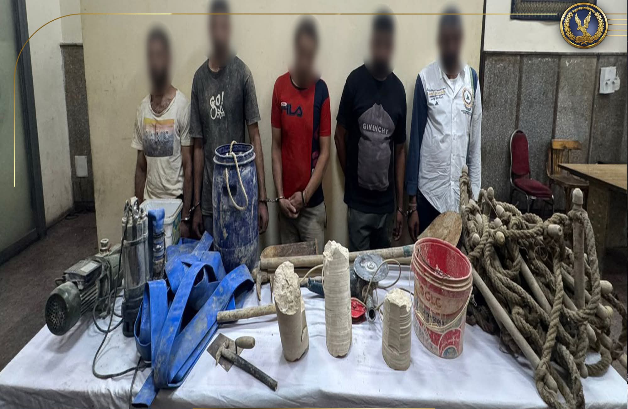 سقوط عصابة التنقيب عن الآثار في السيدة زينب.. حفرة بعمق 13 مترًا ومضبوطات أثرية