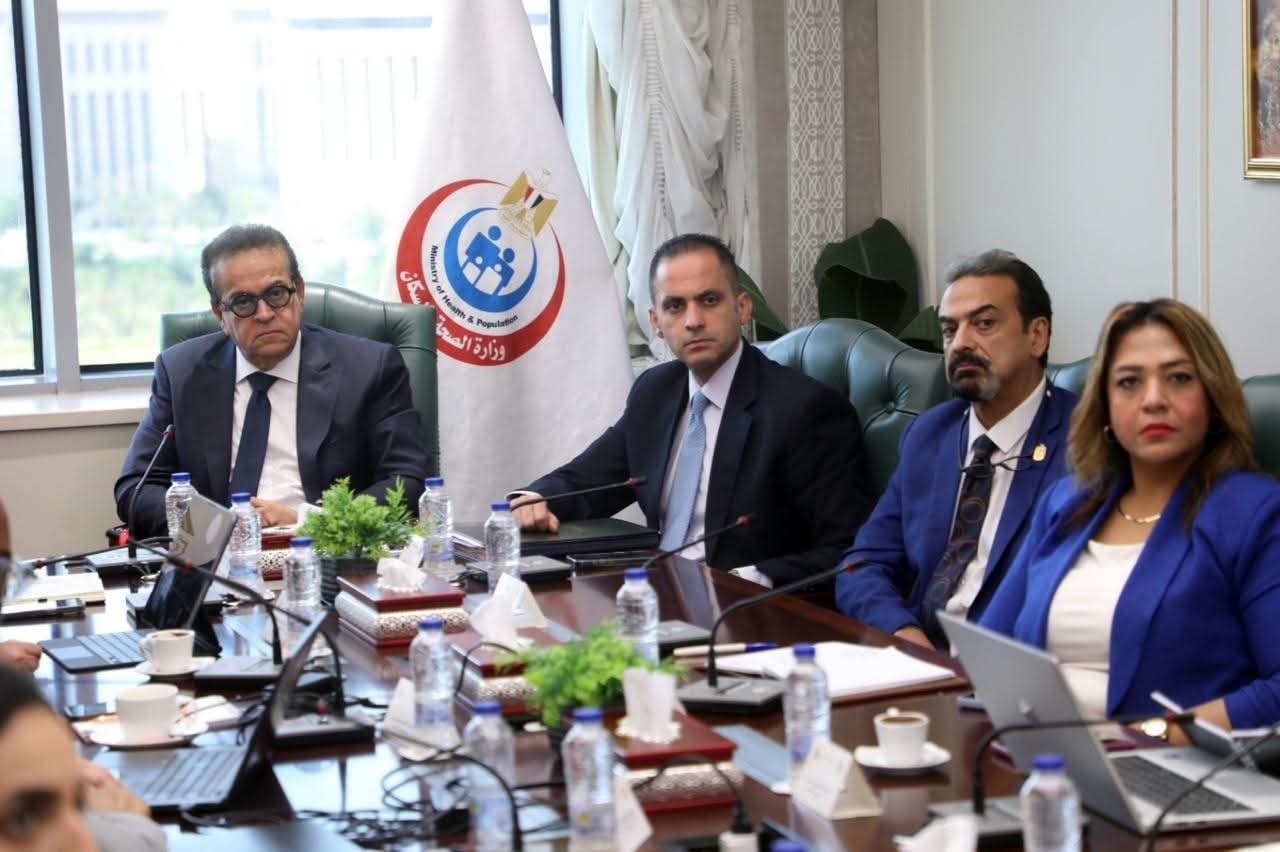 وزير الصحة يبحث مع البنك الدولى تعزيز التعاون فى ملف القضية السكانية