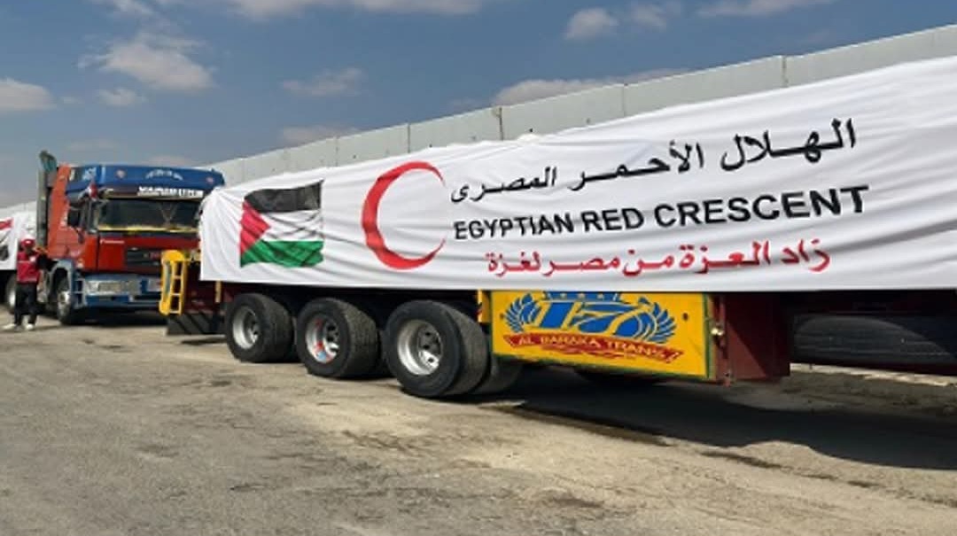 "الهلال الأحمر": قافلة "زاد العزة" الـ 43 تحمل 3 آلاف طن مساعدات إنسانية للفلسطينيين بغزة