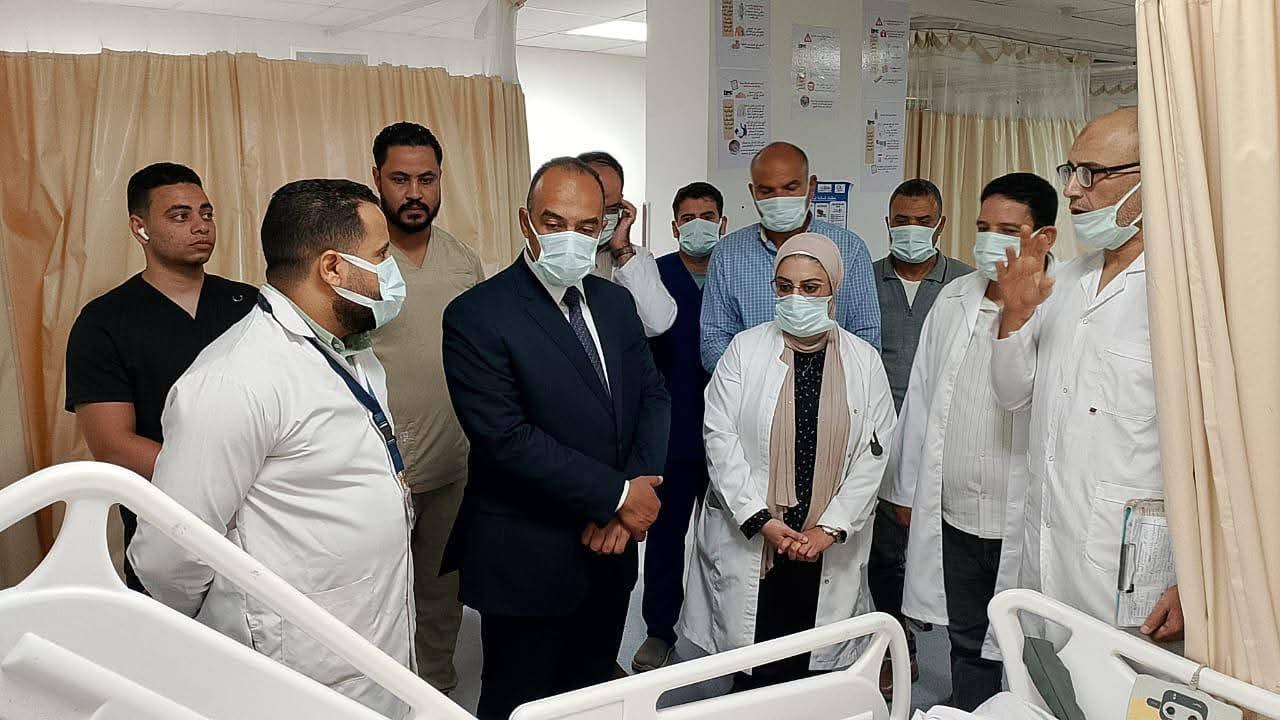 نائب محافظ المنيا والسكرتير العام يتابعان حالة مصابي حادث انقلاب أتوبيس بسمالوط