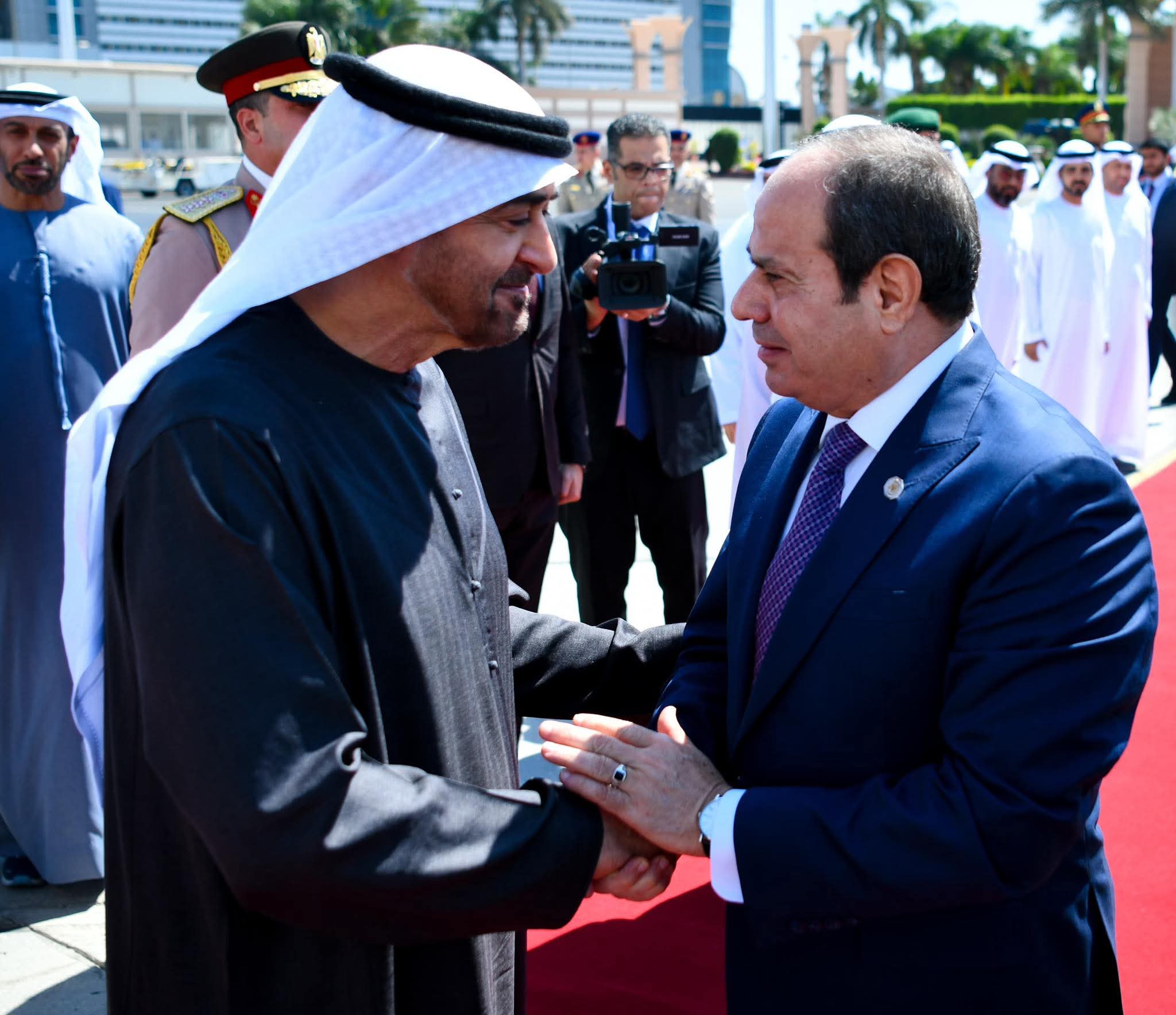 الرئيس يستقبل الشيخ محمد بن زايد بمطار القاهرة