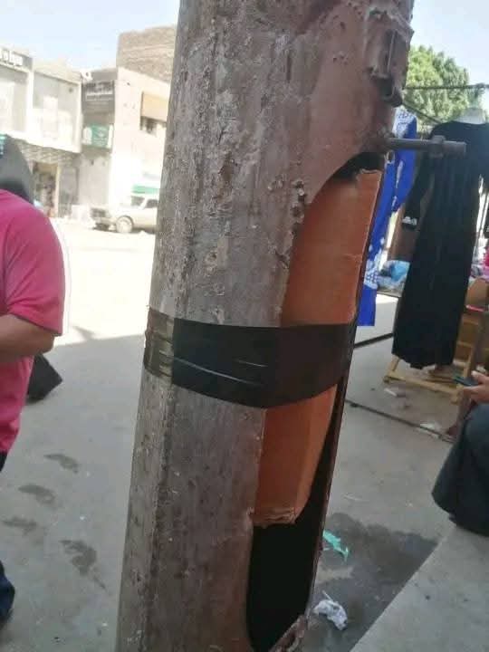 "جو يكحلوها عموها".. الكهرباء تغطي عمود إنارة أمام مدرسة ابتدائية بكرتونة في قنا!