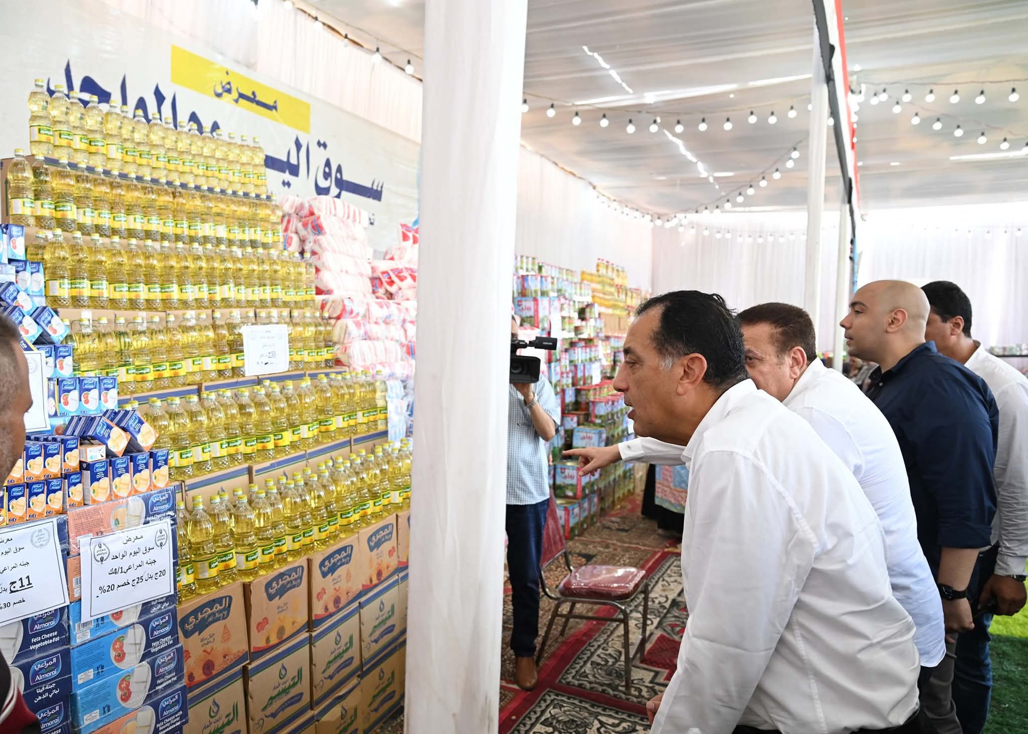رئيس الوزراء يتفقد سوق اليوم الواحد للسلع الغذائية بأشمون