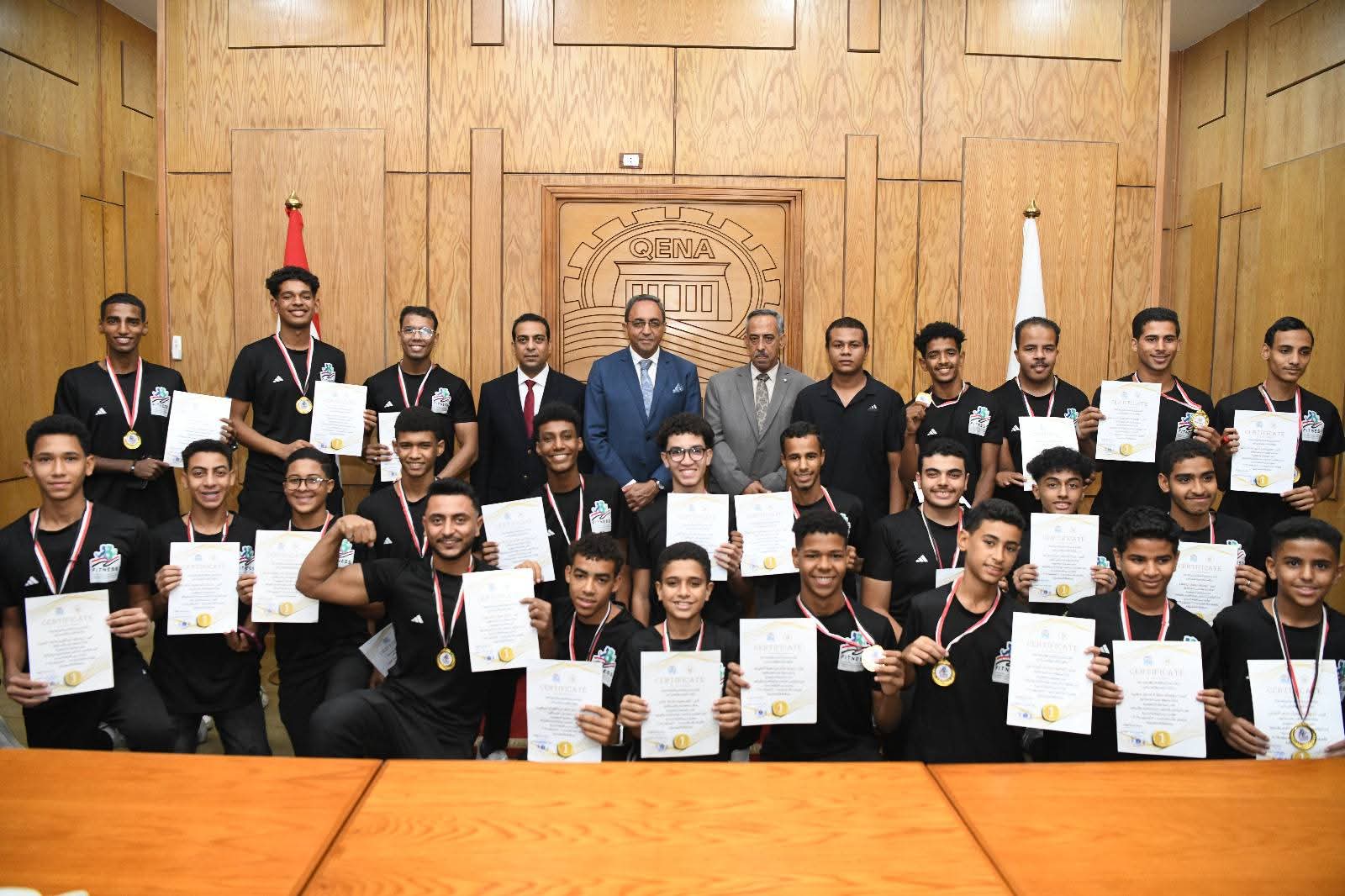 محافظ قنا يكرم أبطال الجمهورية في كرة القدم واللياقة البدنية والفائزين ببرامج الموهوبين