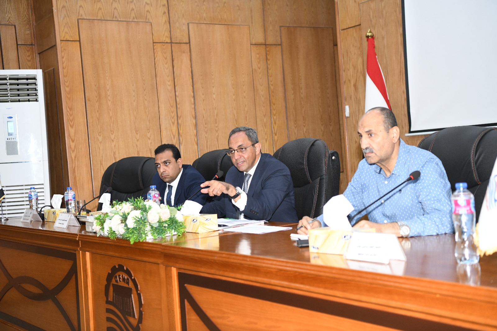 محافظ قنا: خطط عاجلة لحماية القرى والمنشآت من أخطار السيول