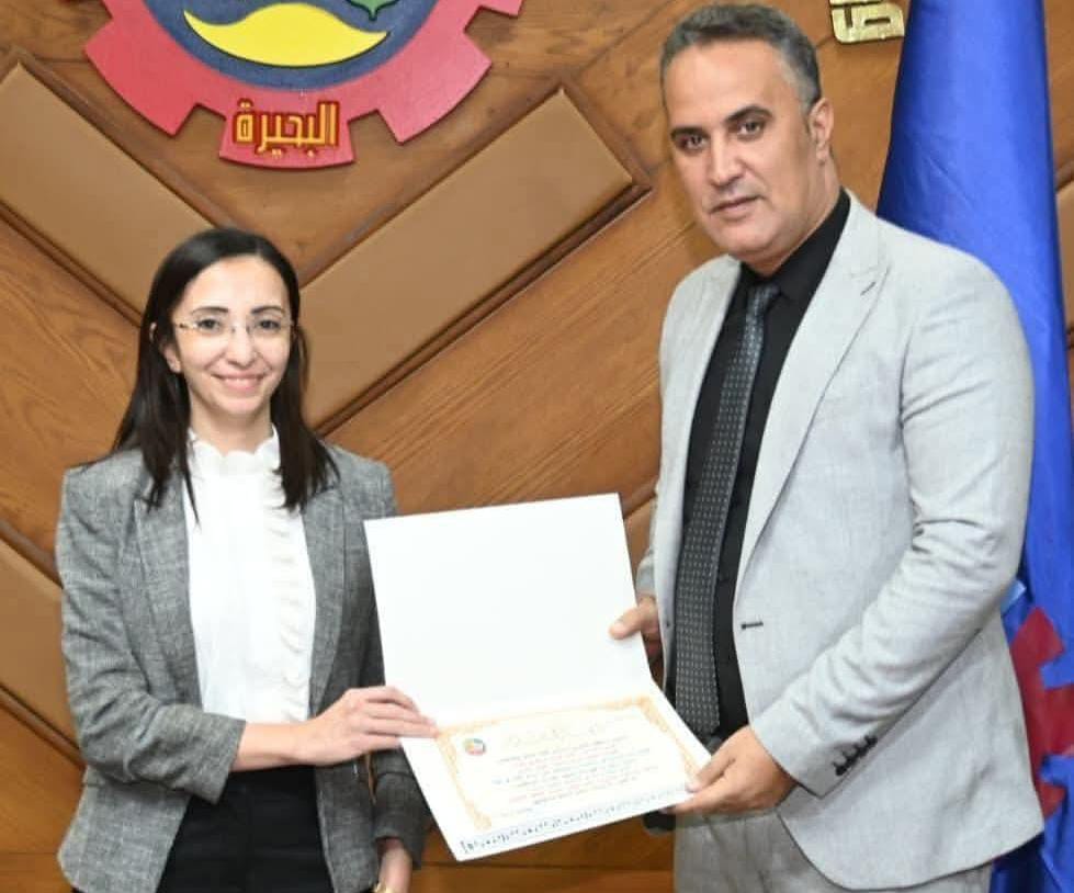 محافظ البحيرة تكرم رئيس مدينة حوش عيسى