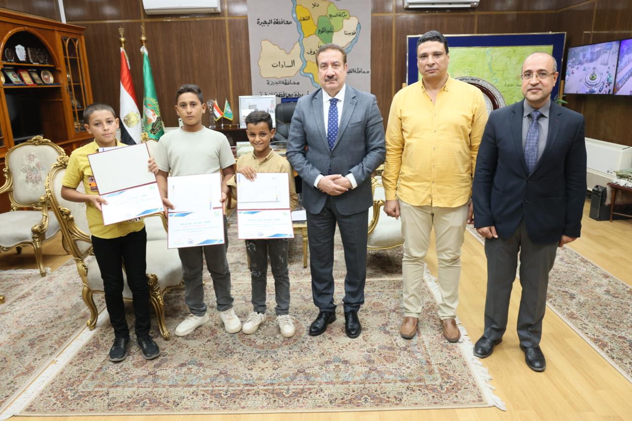 بعد عثورهم على 100 ألف جنيه.. محافظ المنوفية يكافئ طلاب ساقية أبو شعرة