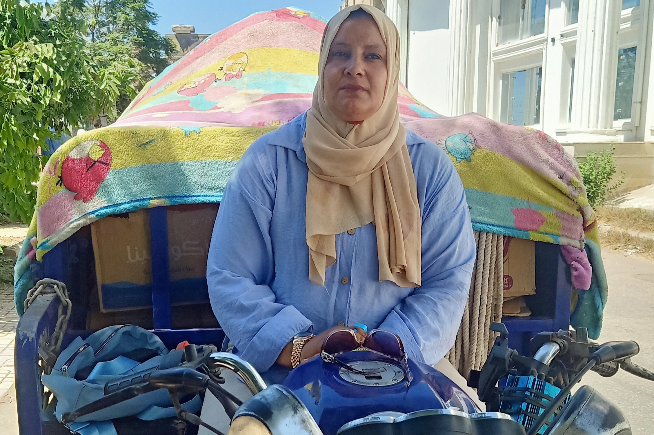 بطلة من البحيرة .. أم تكافح بتروسيكل لجمع الخردة بعد الانفصال