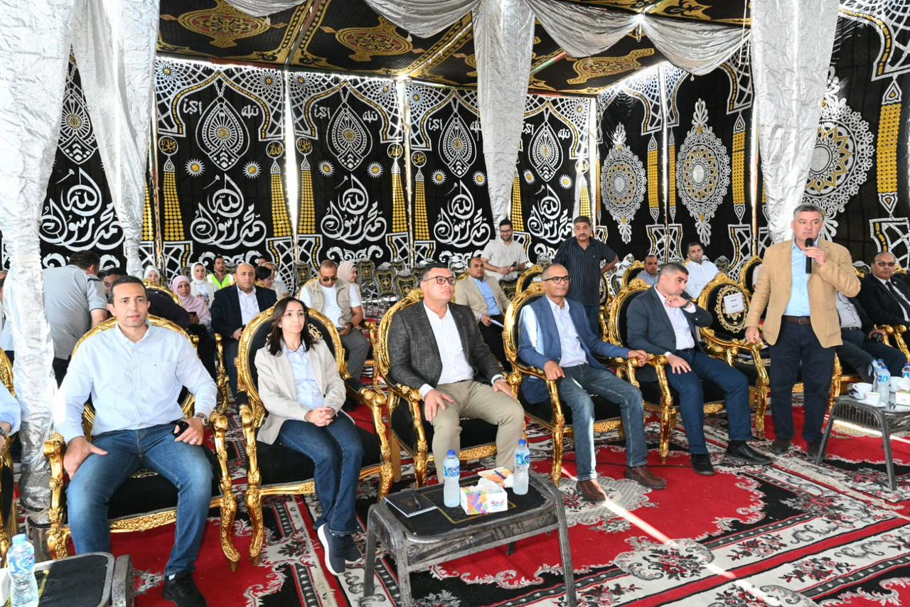 وزير الإسكان ومحافظ البحيرة يتابعان سير العمل بمشروعات "حياة كريمة".. صور