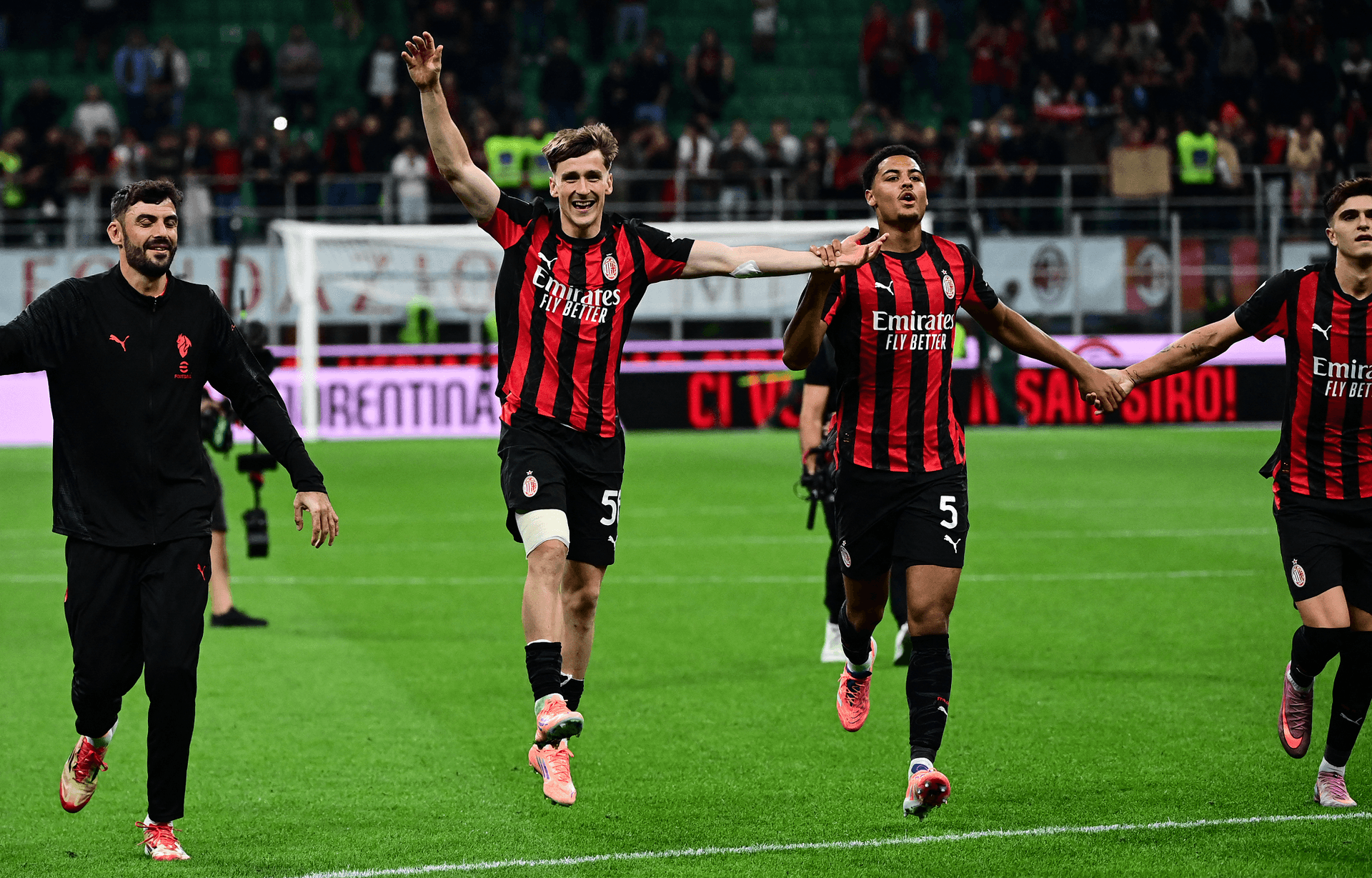 ميلان يهزم نابولى بهدفين ويعتلى قمة الدورى الإيطالى