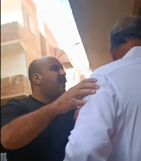لحظة صفع رجل مسن تشعل السوشيال ميديا.. وتحرك عاجل من الأمن