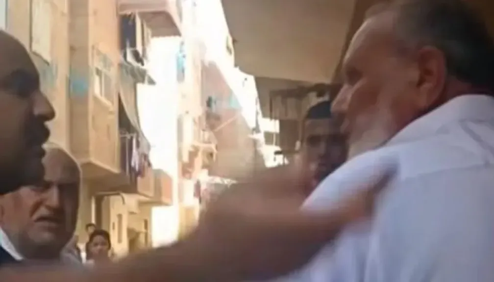أول مسؤول حكومي يزور المواطن المسن بعد حادث صفع صادم بالسويس