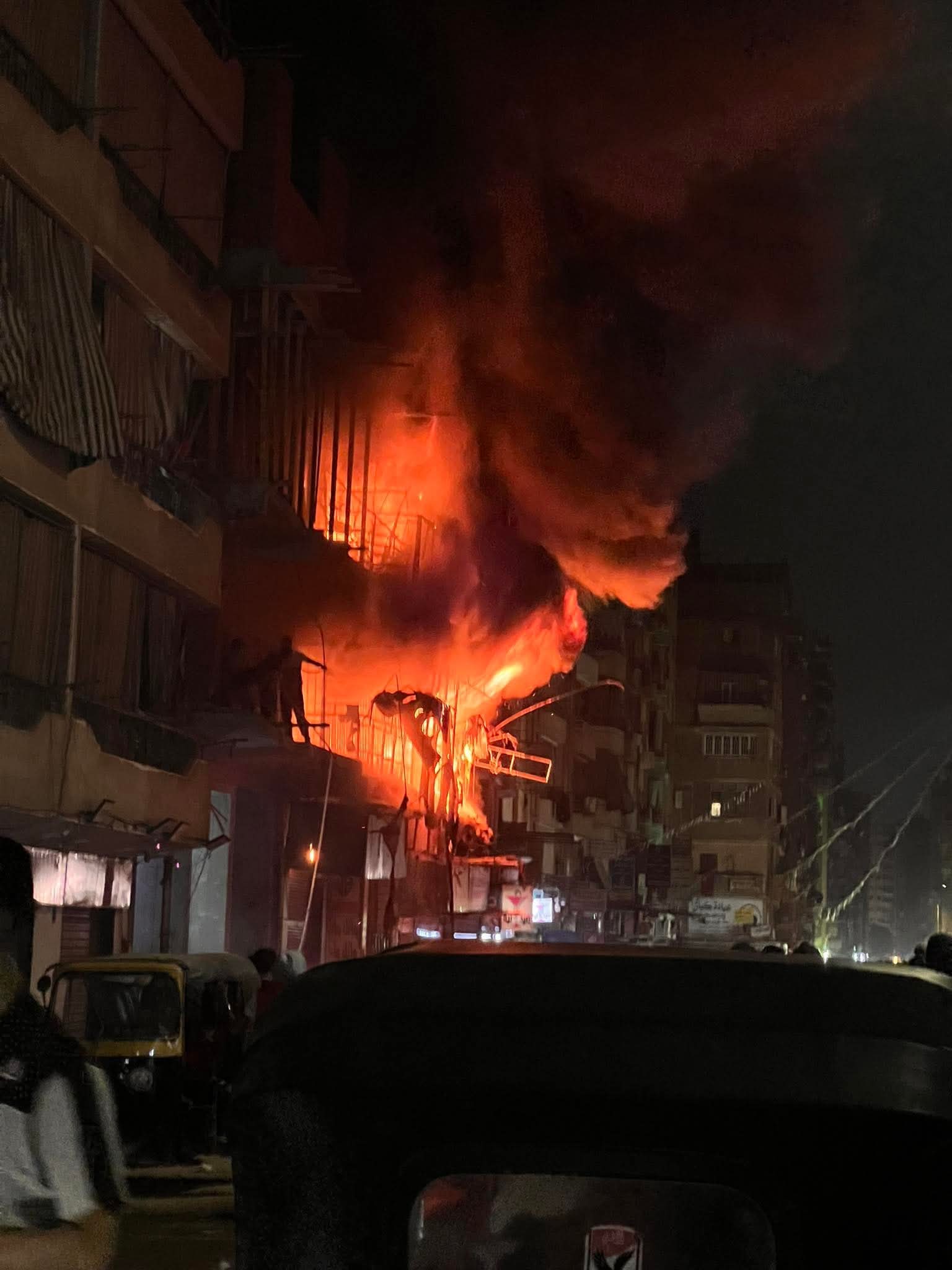 كارثة بالجيزة..النيران التهمت عقار بفيصل..وفاة أسرة كاملة والنيابة تصرح بدفن الجثث