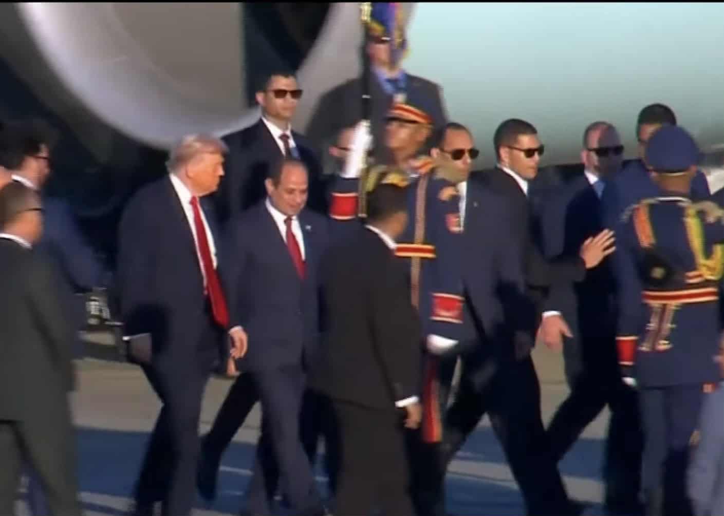 الرئيس السيسي يستقبل ترامب في مطار شرم الشيخ الدولي