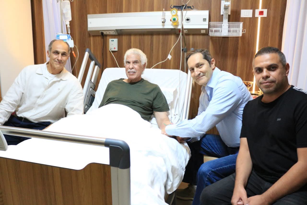 ولاد الأصول.. علاء وجمال مبارك يزوران الكابتن حسن شحاتة في المستشفى للاطمئنان على صحته