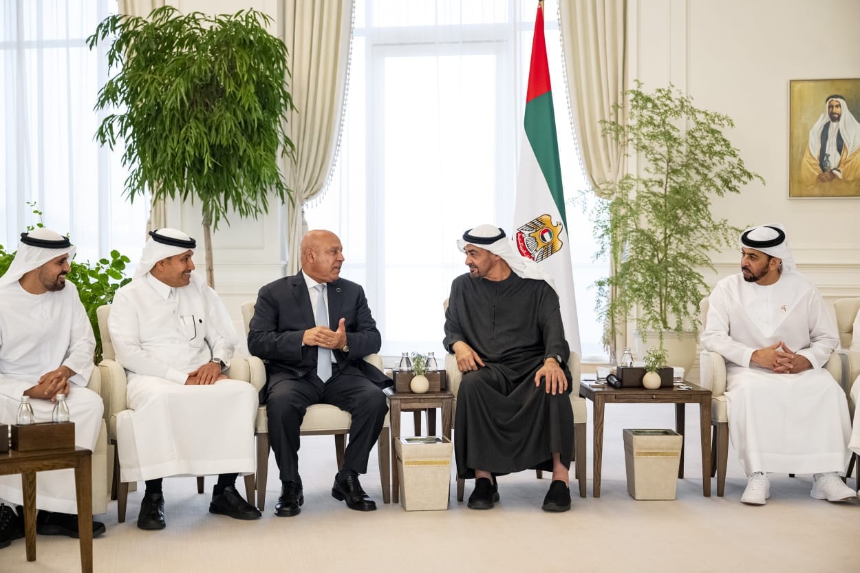 محمد بن زايد يستقبل كامل الوزير والوزراء المشاركين في جلوبال ريل 2025 بأبوظبي