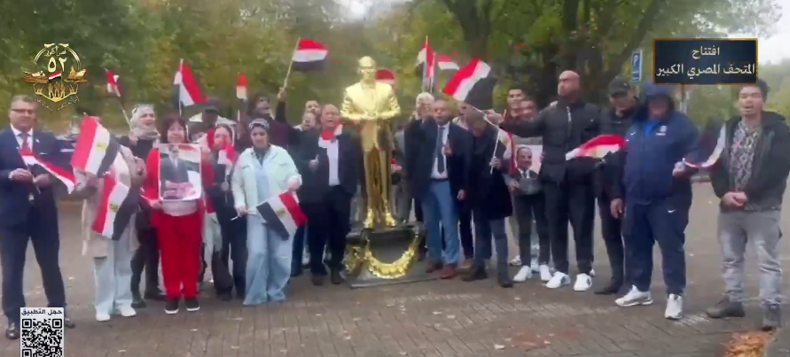 مجسم ذهبى للرئيس السيسى  من الجالية المصرية في بروكسل