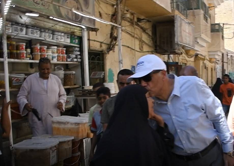 محافظ أسوان: محلات جديدة للباعة الجائلين وتغريم المخالفين حتى 50 ألف جنيه