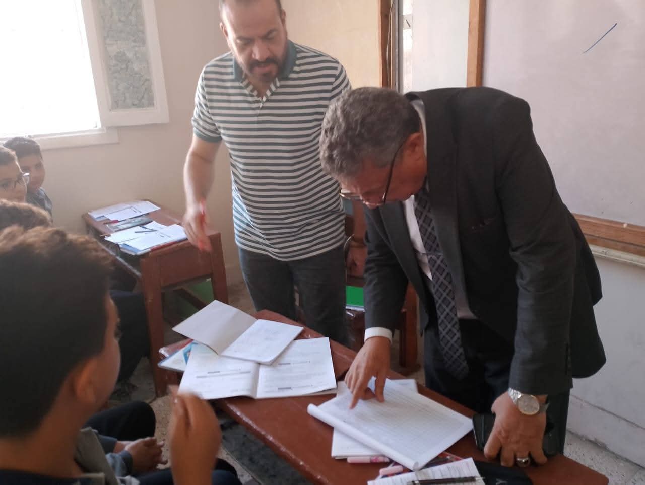 وكيل وزارة التربية والتعليم بالبحيرة يتابع إنتظار الدراسة  بعدد من مدارس دمنهور