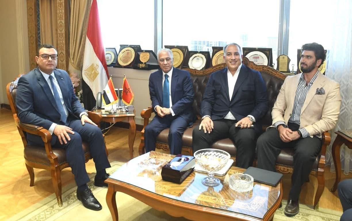 وزير الإسكان يبحث مع السفير المغربي أوجه التعاون بين البلدين 