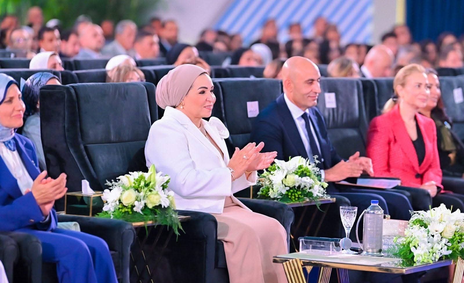 قرينة الرئيس تشارك فى تكريم خريجى وخريجات الدبلومات الفنية
