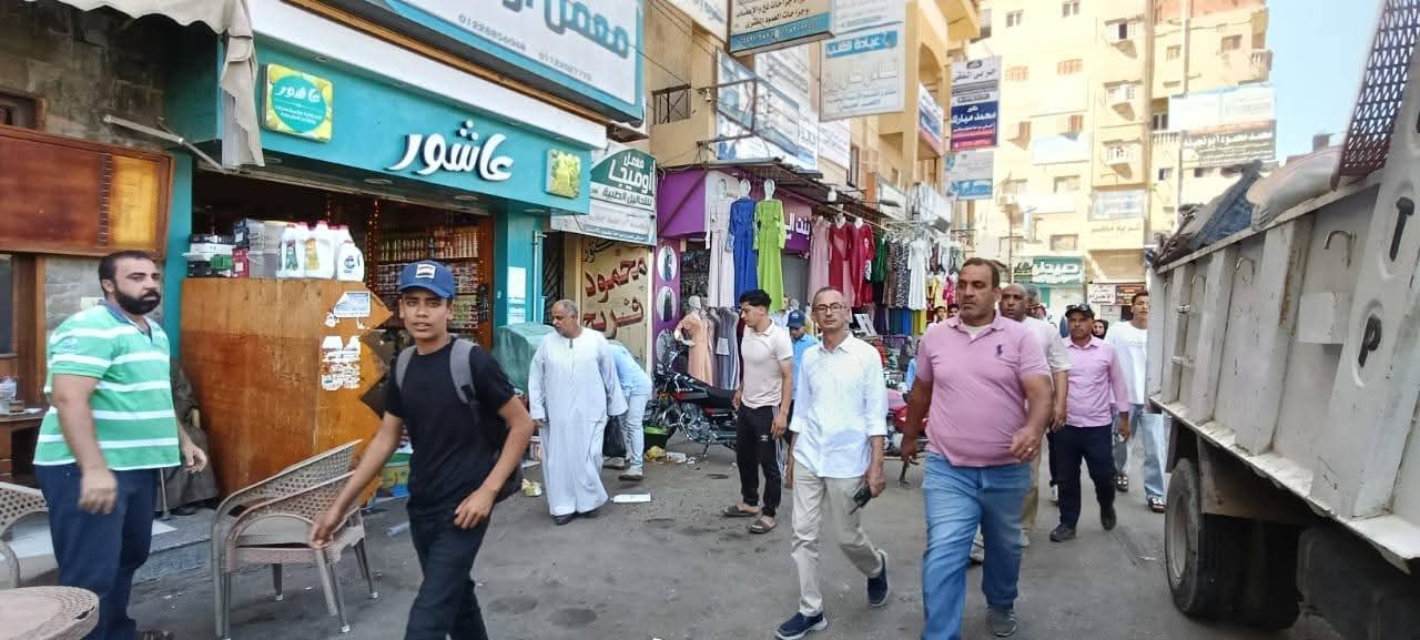 رئيس مدينة أبو حمص يقود حملة لنظافة وتجميل وتشجير  الطريق الزراعى السريع