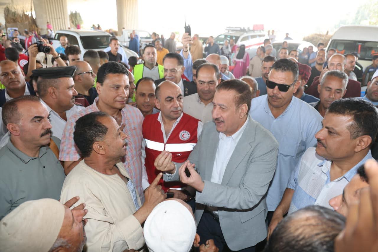 محافظ المنوفية يقدم دعم مالي وعيني للأسر المتضررة من إرتفاع منسوب مياه النيل بدلهمو