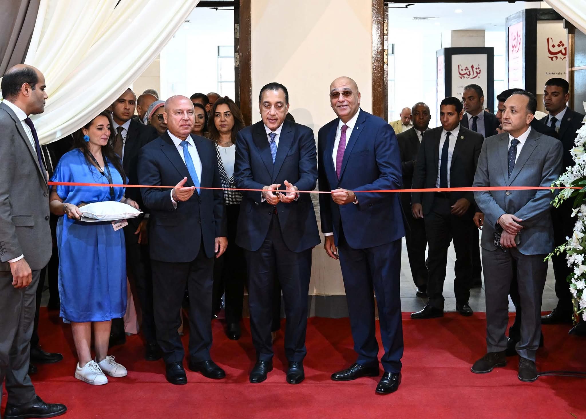 نيابة عن الرئيس: رئيس الوزراء يفتتح  معرض تراثنا للحرف اليدوية والتراثية