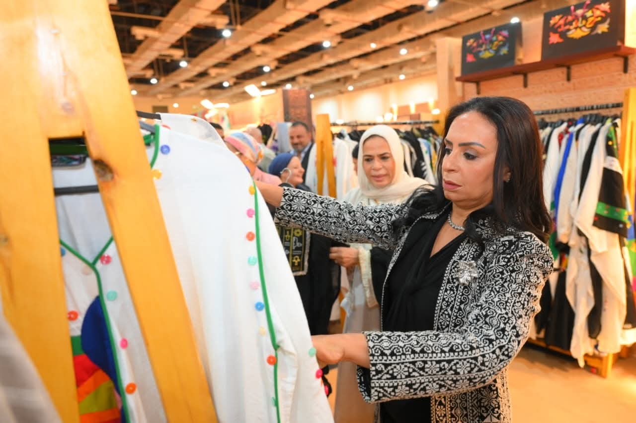 وزيرة التضامن الإجتماعي تشيد  بمعروضات جناح صندوق "دعم الصناعات الريفية والبيئية بمعرض  تراثنا