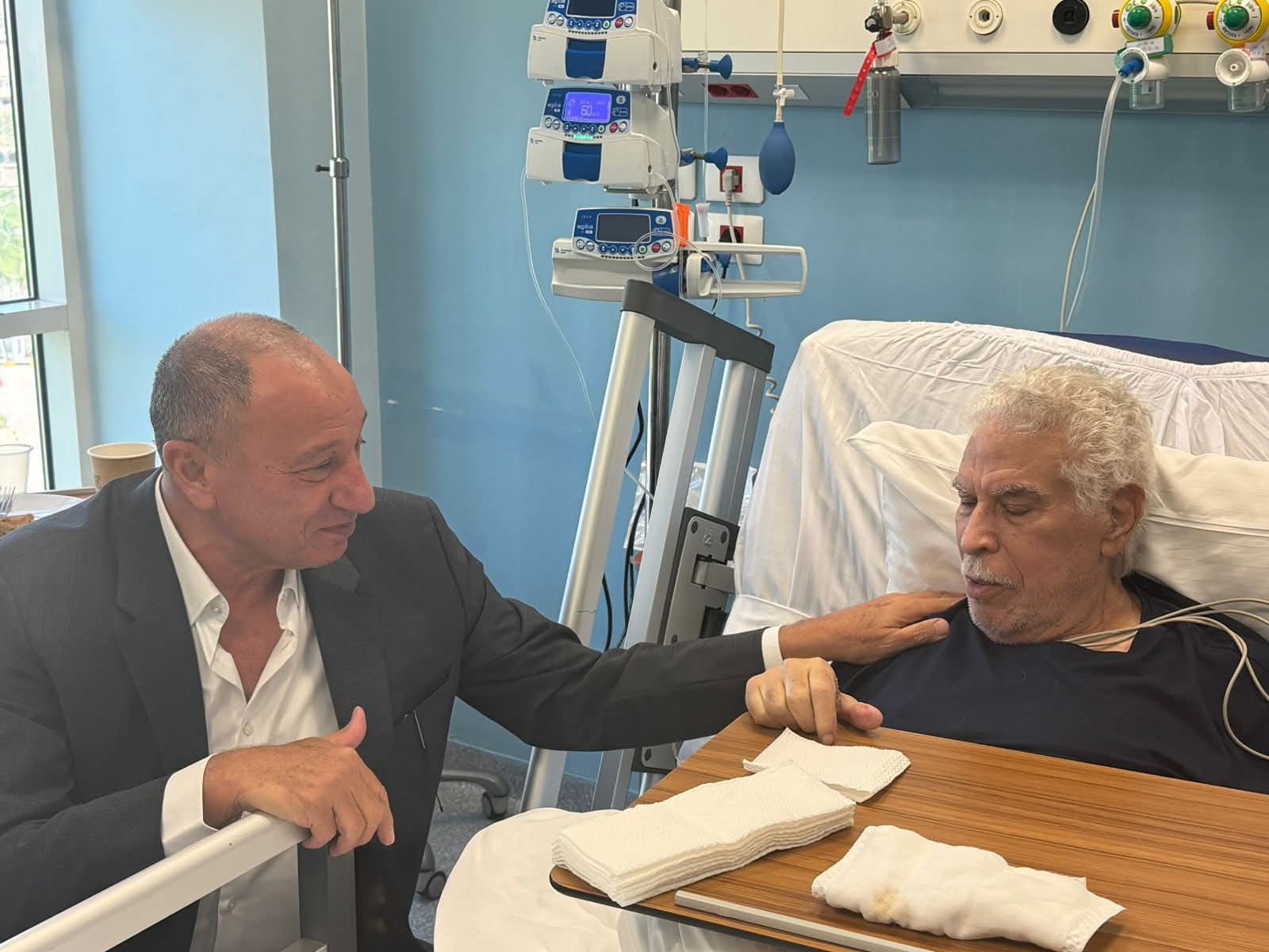 محمود الخطيب يزور حسن شحاتة في المستشفى