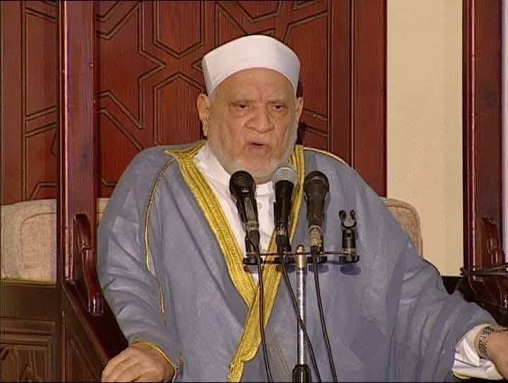 آلاف المصلين يؤدون صلاة الظهر وسط بكاء على الدكتور أحمد عمر هاشم