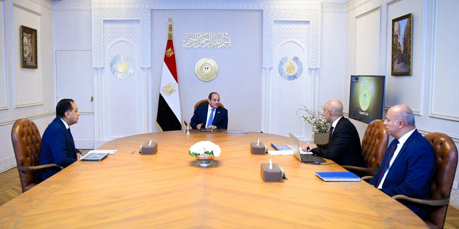 عاجل - الرئيس يوجه بمواصلة تحسين الوضع الاقتصادى للمعلمين.. وصرف حافز ال1000جنيه من أول نوفمبر القادم