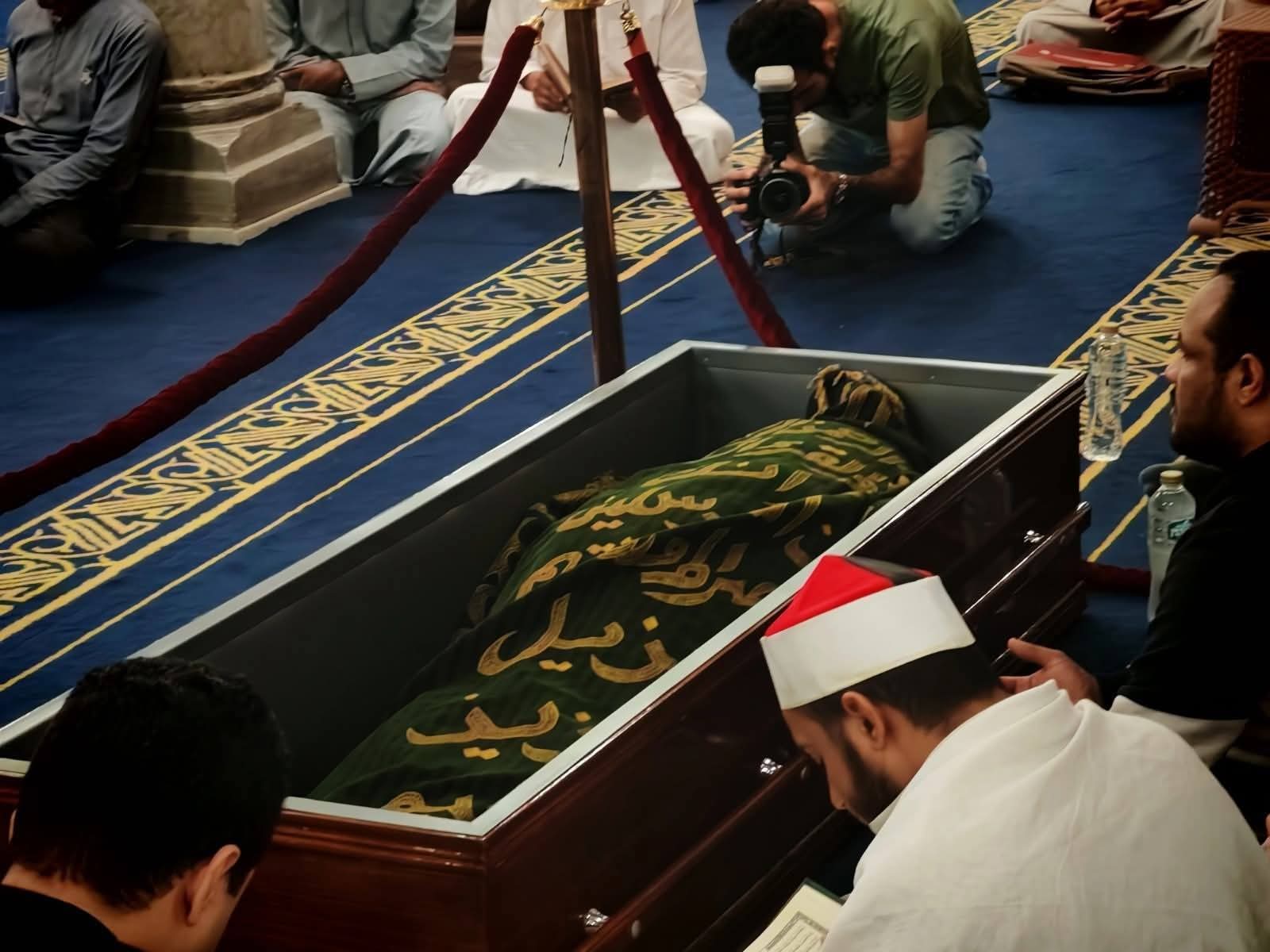 حقيقة تغطية جثمان الدكتور أحمد عمر هاشم بكسوة الكعبة