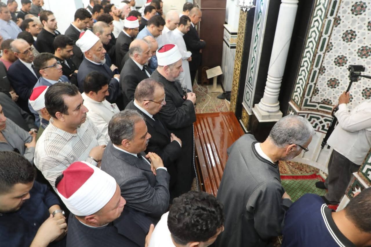 محافظا الشرقية والدقهلية يُؤديان صلاة الجنازة على الدكتور أحمد عمر هاشم